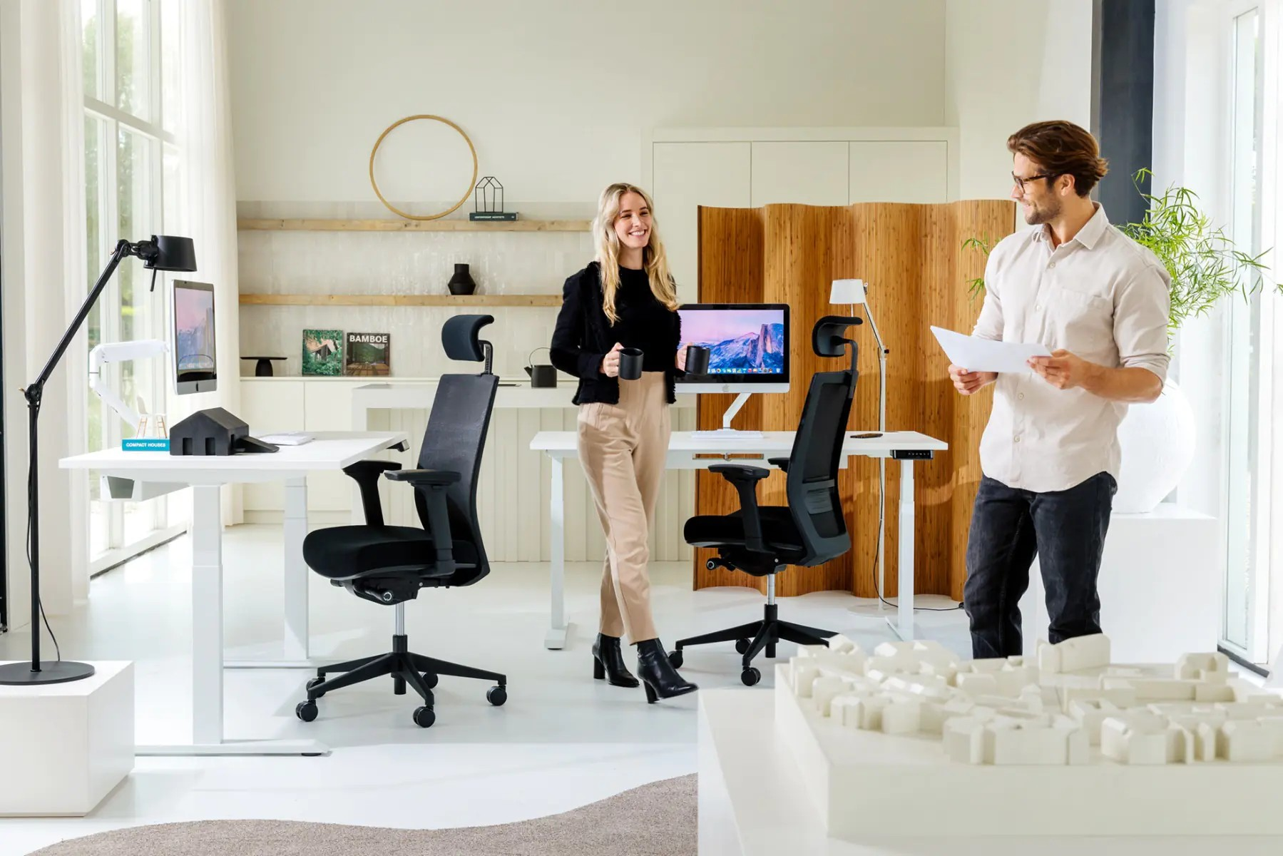 Elektriliselt reguleeritava kõrgusega laud: investeering tervisesse ja tootlikkusse.