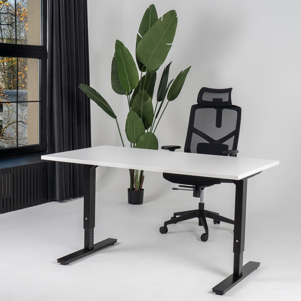 Reguleeritava kõrgusega kontorilaud Forza Line – Valge / Must / 120 x 65