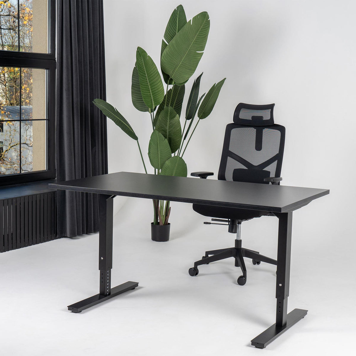 Reguleeritava kõrgusega kontorilaud Forza Line – Must / Must / 120 x 65