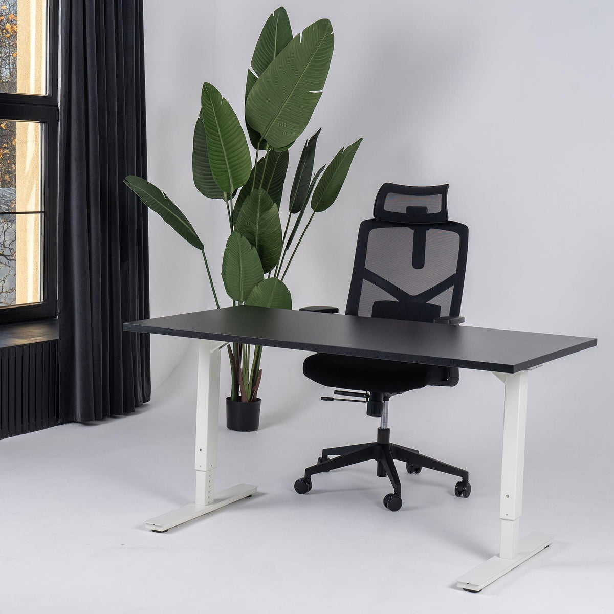 Reguleeritava kõrgusega kontorilaud Forza Line – Must / Valge / 120 x 65
