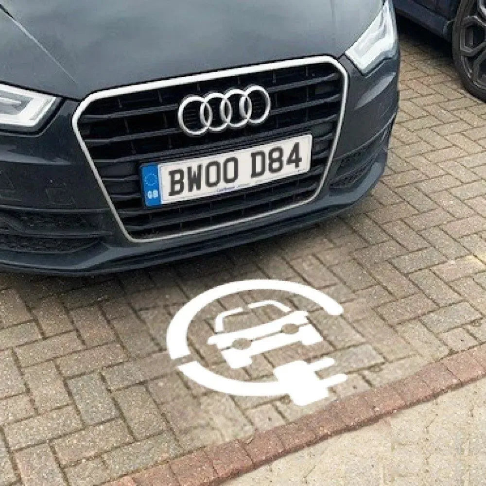 Elektrisõidukite laadimiskoha märgistuskomplekt Beaverswood 600 x 600 mm šablooni ja 2 kollase värvi aerosoolipurgiga