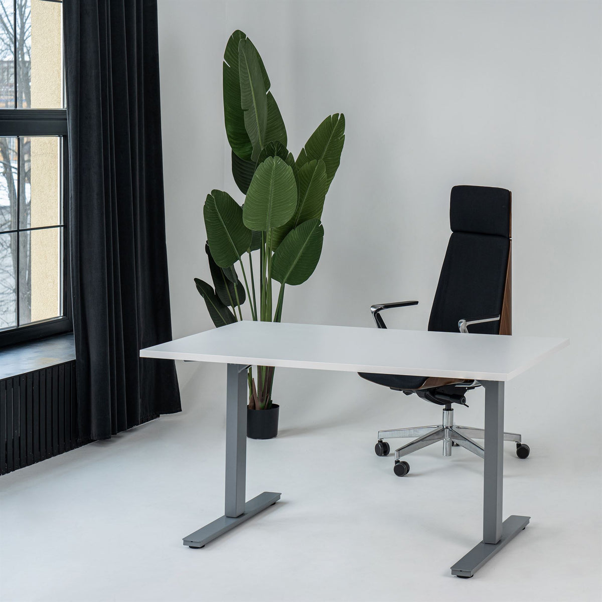 Käsitsi reguleeritava kõrgusega laud Handle Line – valge / hõbedane / 140 x 80 cm