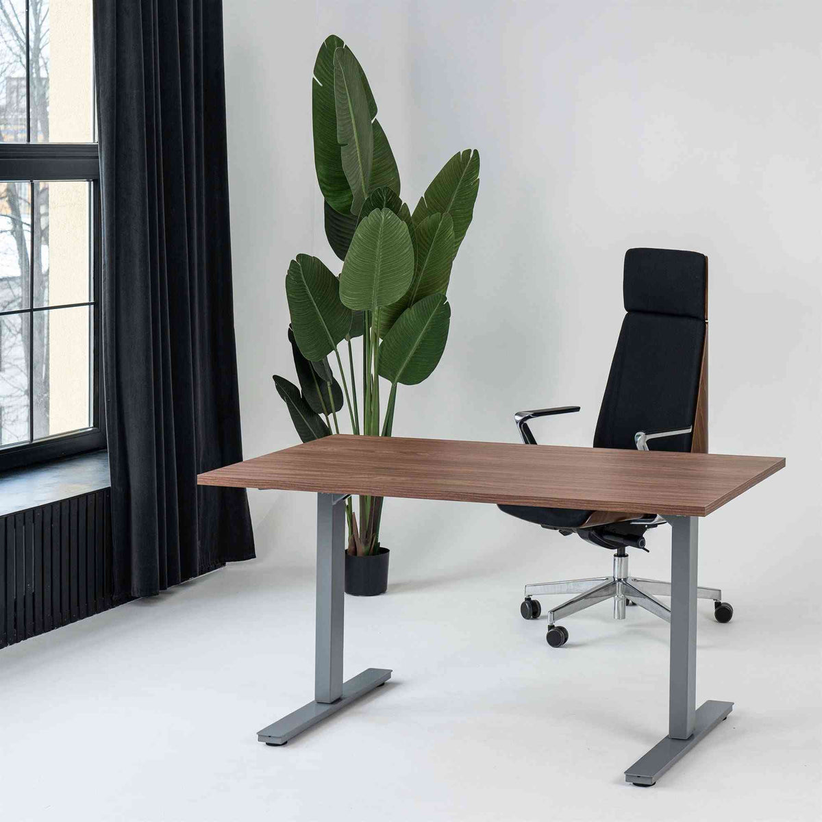 Käsitsi reguleeritava kõrgusega laud Handle Line – pähkel / hõbedane / 140 x 80 cm