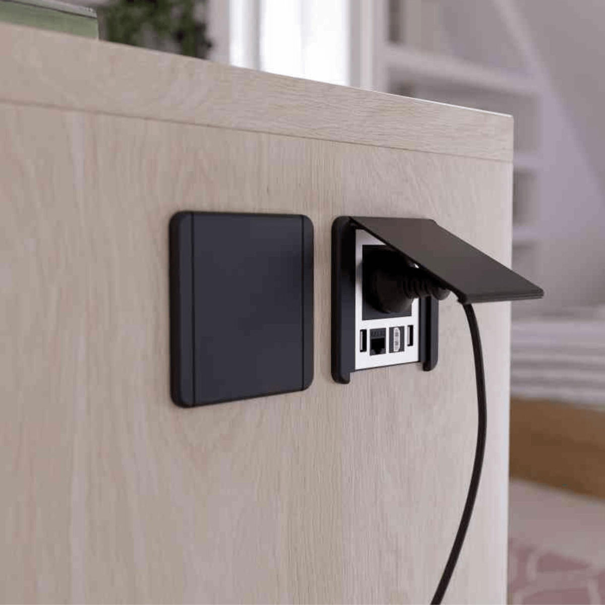 Süvistatav pistikupesa avatava kaitsekaanega, 1x SCHUKO, 2xUSB A, 1x HDMI