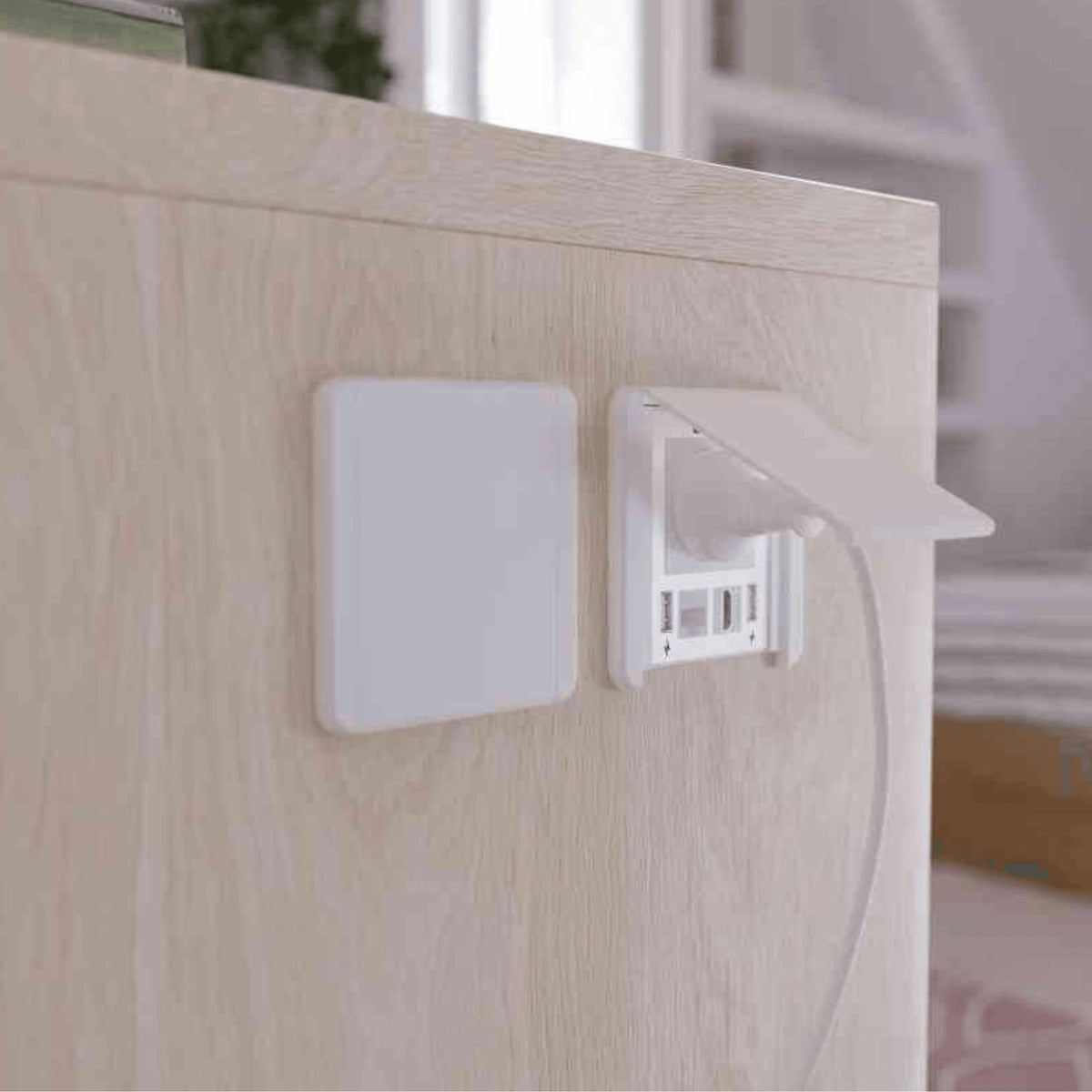 Süvistatav pistikupesa avatava kaitsekaanega, 1x SCHUKO, 2xUSB A, 1x HDMI
