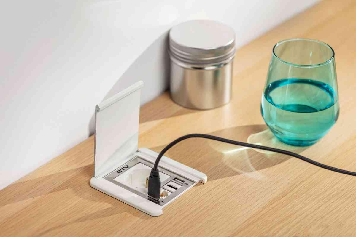 Süvistatav pistikupesa avatava kaitsekaanega, 1x SCHUKO, 2xUSB A, 1x HDMI