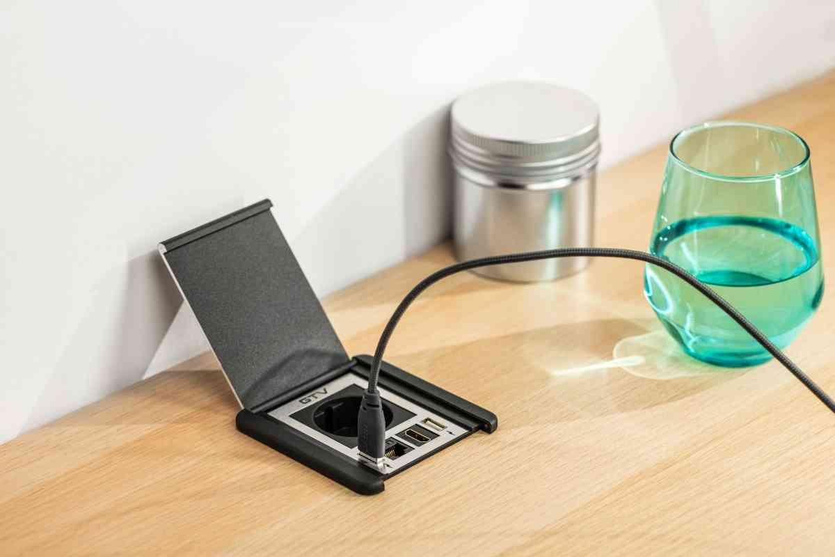 Süvistatav pistikupesa avatava kaitsekaanega, 1x SCHUKO, 2xUSB A, 1x HDMI