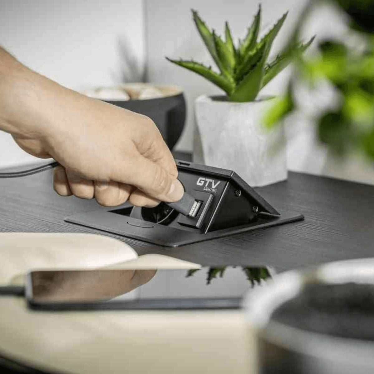 Sisseehitatav pistikupesaplokk AVARO, 1x SCHUKO, 2x USB A