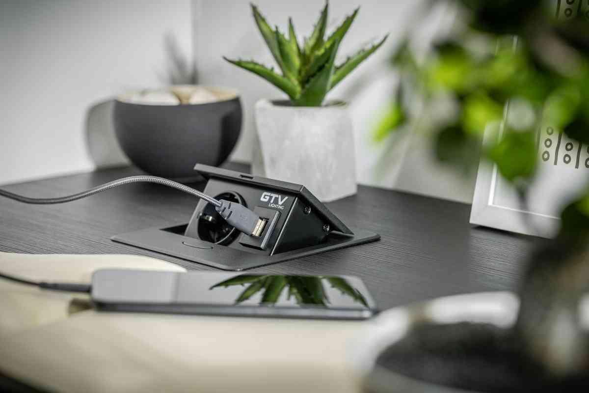 Sisseehitatav pistikupesaplokk AVARO C, 1x SCHUKO, USB A+C