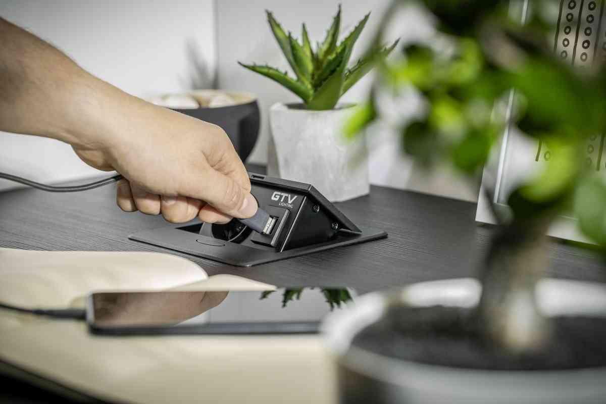 Sisseehitatav pistikupesaplokk AVARO C, 1x SCHUKO, USB A+C