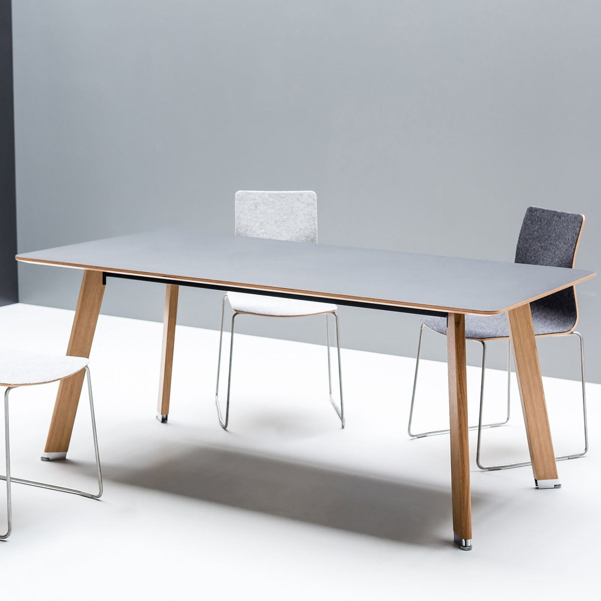 Konverentsilaud SIMPLIC HPL-PLYWOOD, mõõtmed 200 x 100 cm, kohandatav