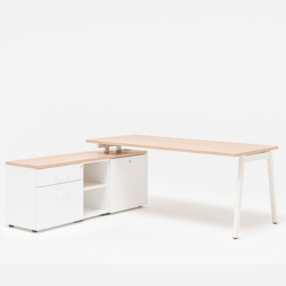 Juhi töölaud OGI M riiuliga, 160 x 160 cm, mdd; kohandatav