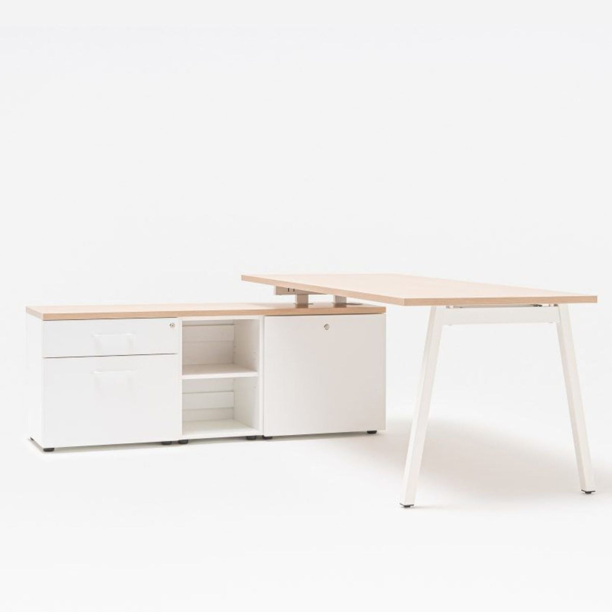 Juhi töölaud OGI M riiuliga, 160 x 160 cm, mdd; kohandatav