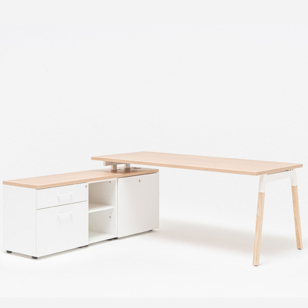 Juhi töölaud OGI W riiuliga, 160 x 160 cm, mdd; konfigureeritav